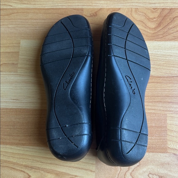 Clarks Black Leather Flats Size 7 Comfort Slip-On Work Shoes - Picture 6 of 8